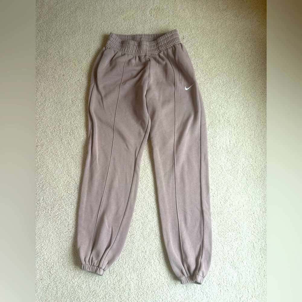 Nike joggers in dusty pink color.